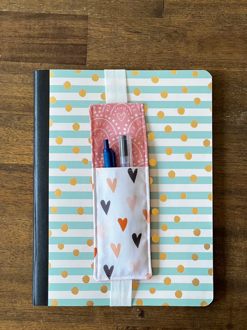Boekenlegger met pennenhouder