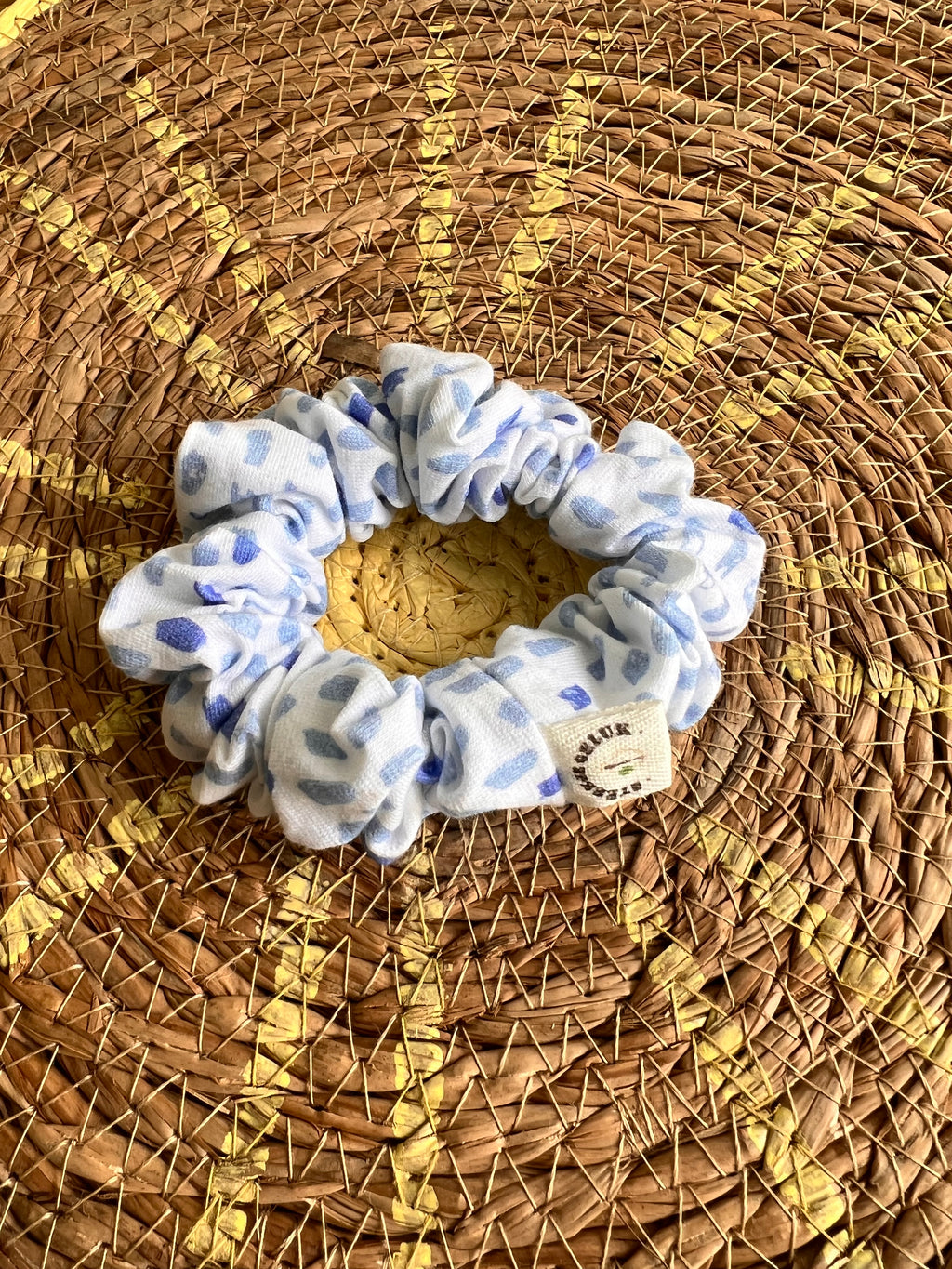Scrunchie wit met lichtblauw
