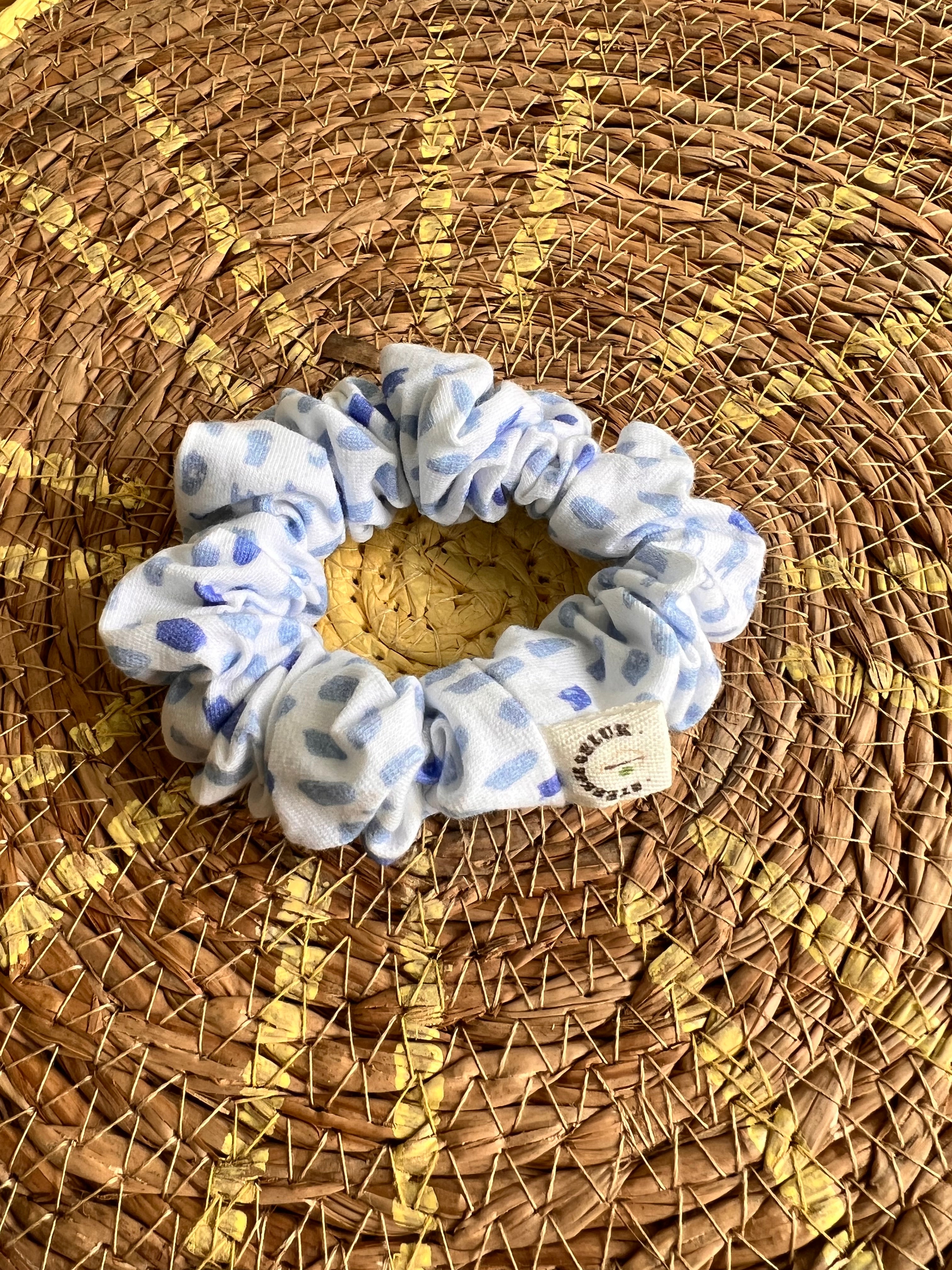 Scrunchie wit met lichtblauw