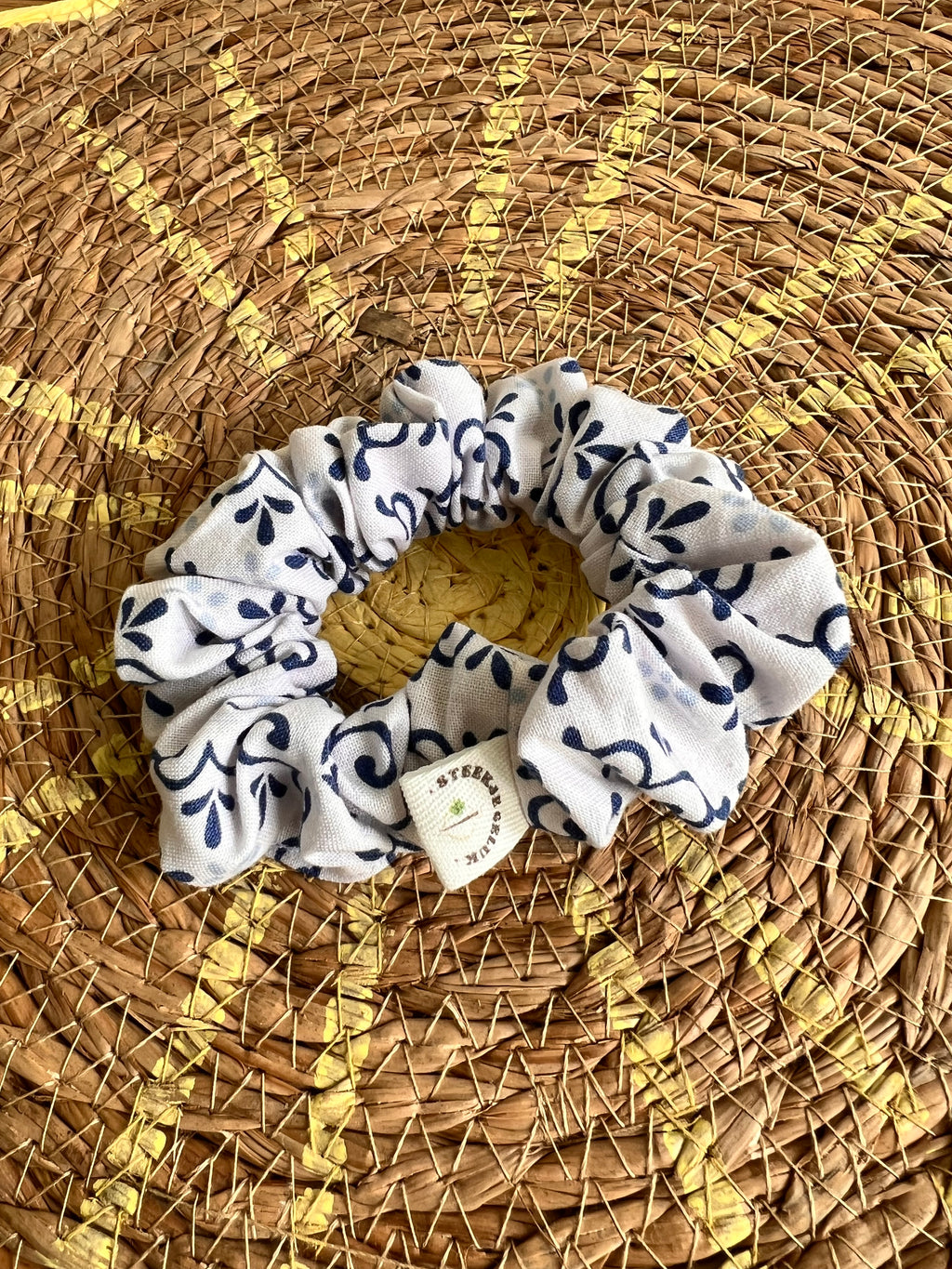 Scrunchie wit met donkerblauw