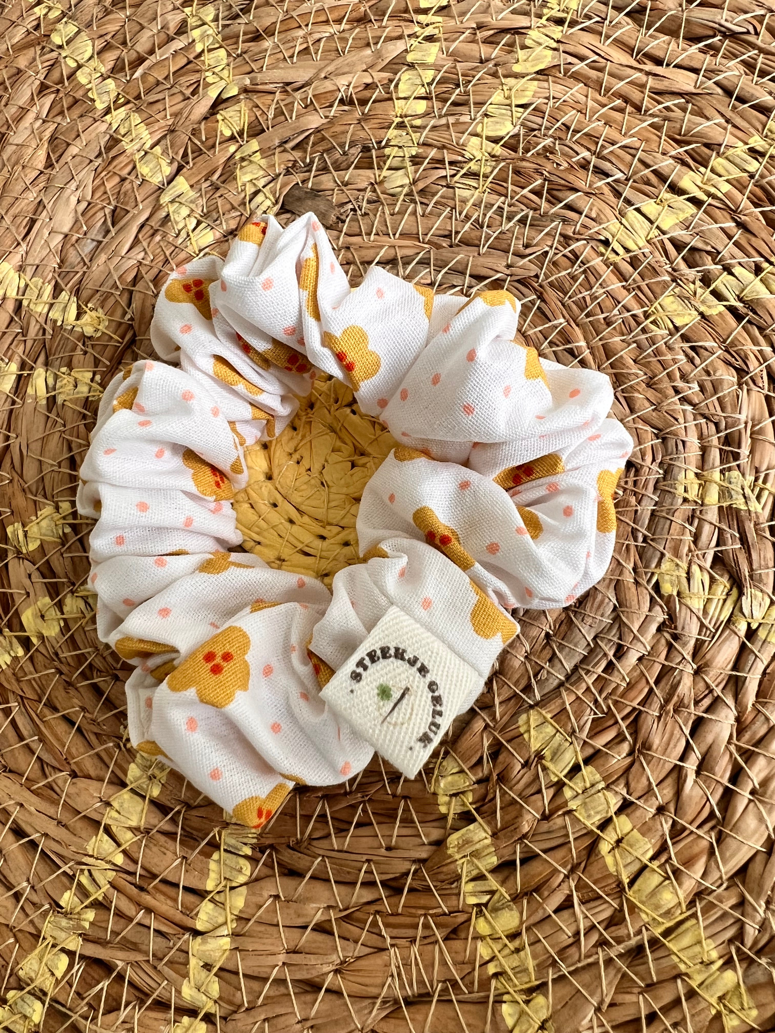 Scrunchie wit met bloemen