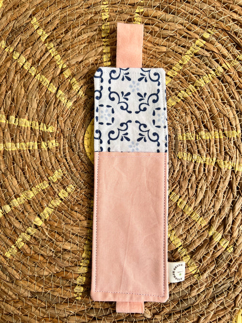 Boekenlegger met pennenhouder