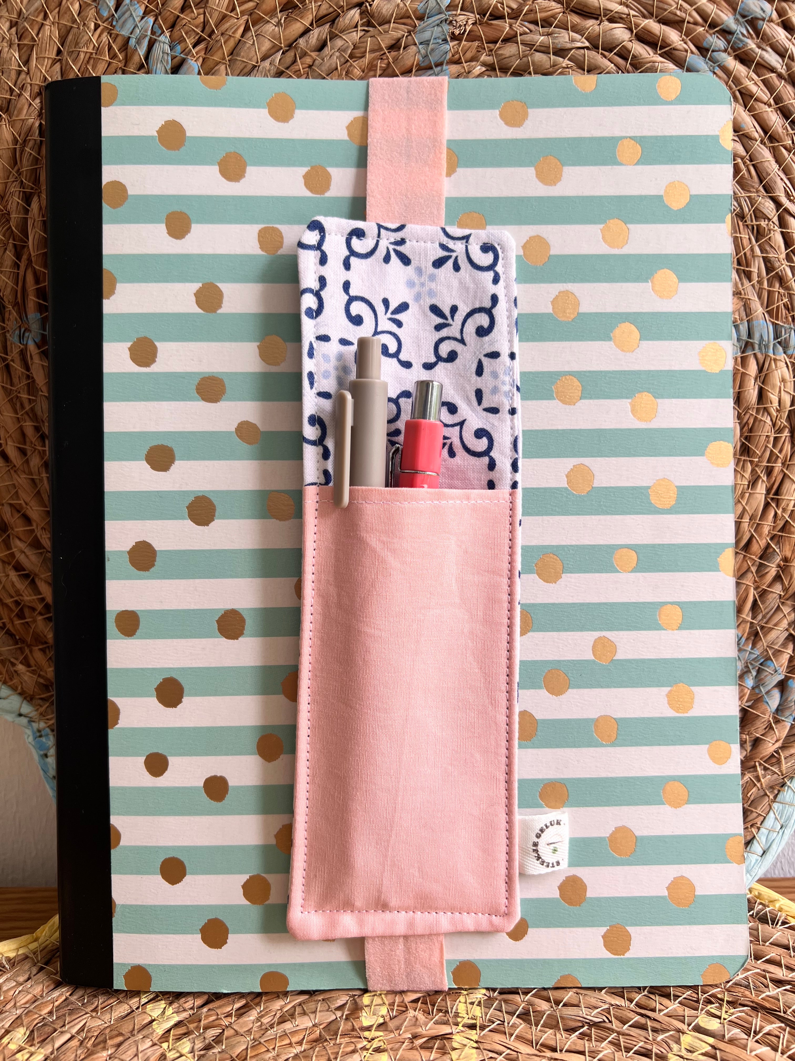 Boekenlegger met pennenhouder