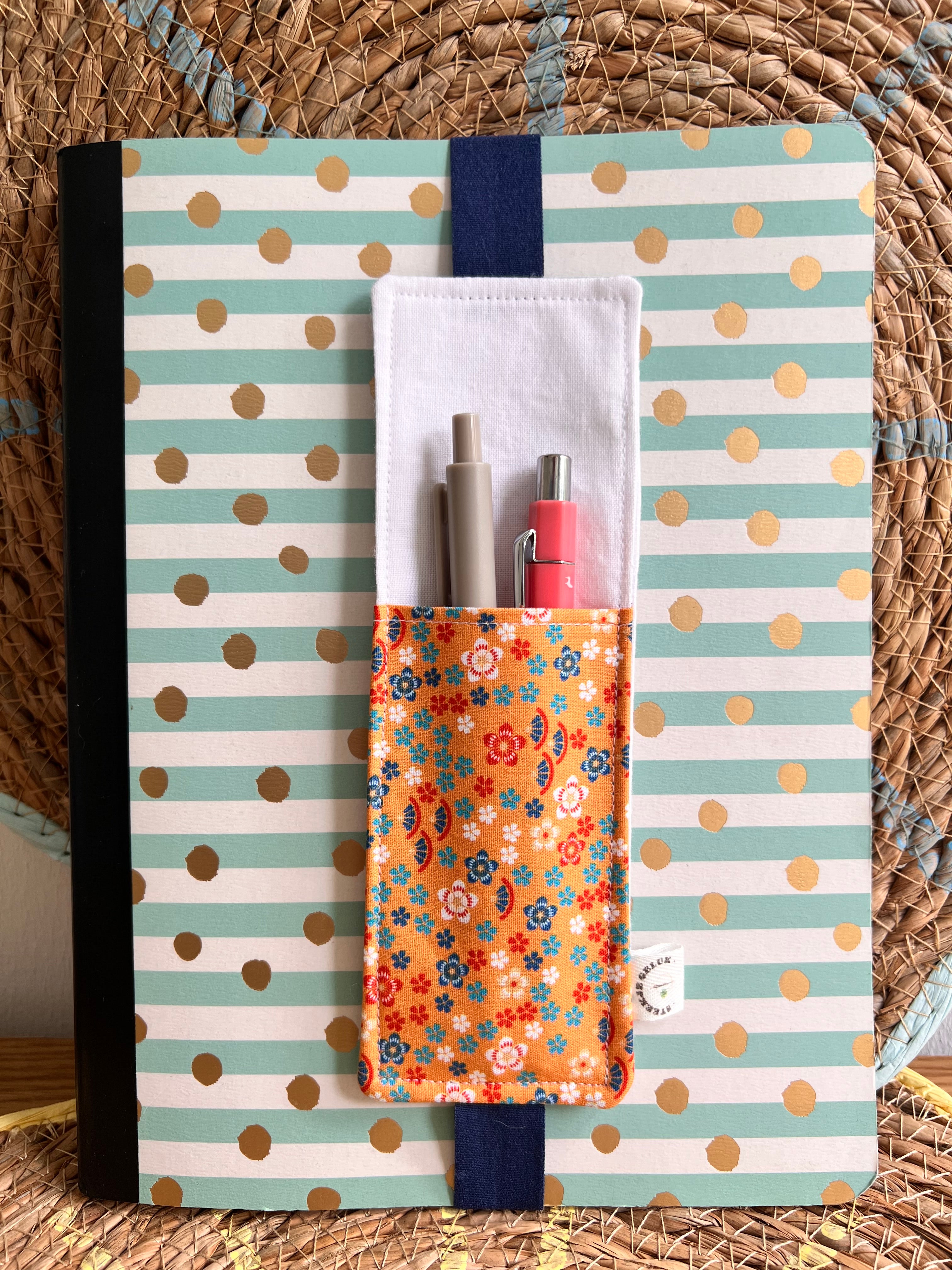 Boekenlegger met pennenhouder